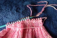 com agulha de costurar trico passe o fio dentro dos pontos