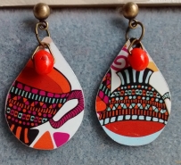 Brincos de lata de cookies e sementes de açaí