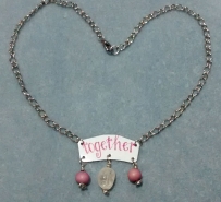 Pingente de lata de cookies, sementes de açaí e cristal martelado