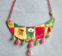 Colar babador de lata de cookies, cristais e muranos