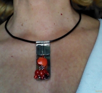 Gargantilha de couro indiano e lata de molho de tomate e sementes de olho de cabra e açaí