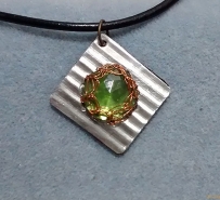 Pingente de lata de molho de tomate e chaton caseado em linha de cobre