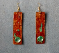 Brincos rústicos de lata patinada, imitando cobre, e aplicação de chaton