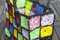 Bolsa de quadrados de crochê