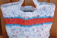 Bolsa com faixa azul e vermelha