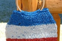 Bolsa tricolor com alça de madeira