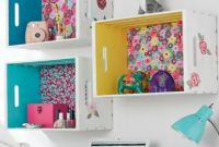 Caixotes organizando o quarto do bebê