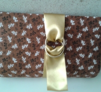 Carteira de mão (clutch) de tetrapak revestido em algodão