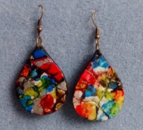 Brincos gota de mdf com mosaico de cascas ovos