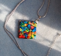 Pingente quadrado de mdf com mosaico de cascas ovos