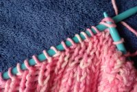 pegue dois juntos o meia seguinte e o tricô