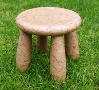 Banquinho feito de papel machê