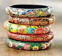 Pulseiras indianas feitas de papel machê