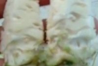 Corte ao meio o talo principal do repolho