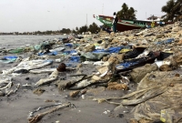 Lixo trazido pela maré em Hann Bay no Senegal em 1 de junho deste ano